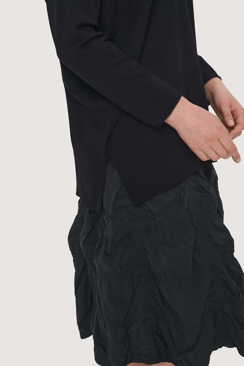Saku blouse with v-neck