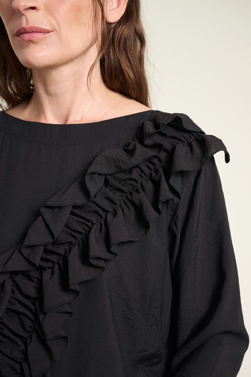 Karu bluse med flæse