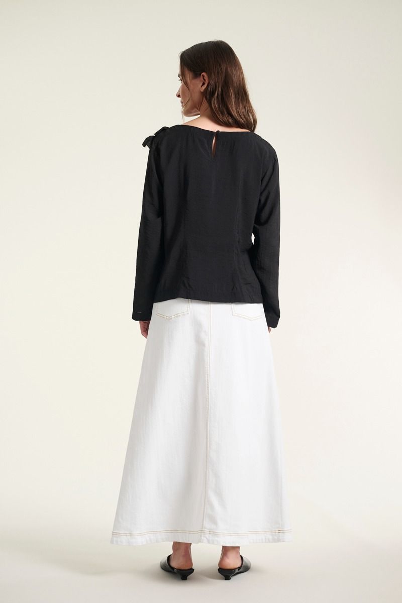 Karu bluse med flæse