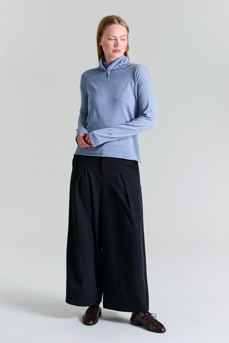 Nisu High-necked Blouse