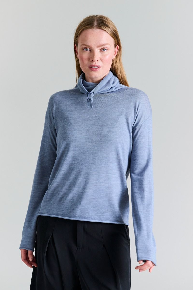 Nisu High-necked Blouse