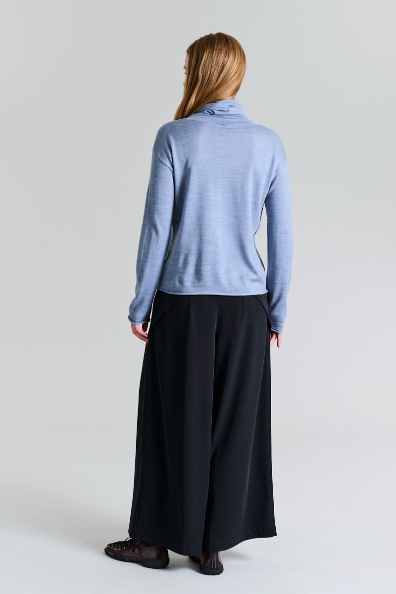 Nisu High-necked Blouse