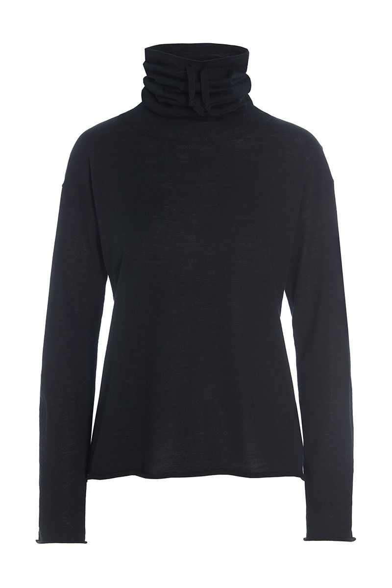 Nisu High-necked Blouse