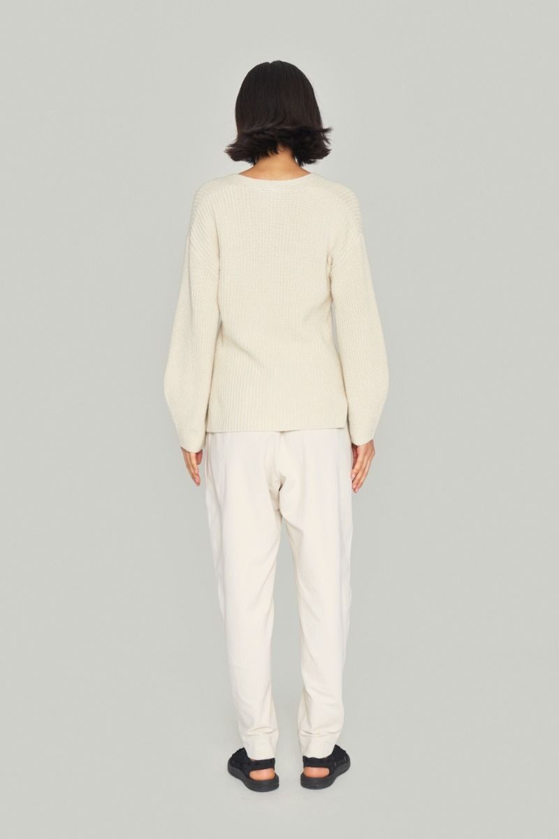Kareshi blouse with v-neck