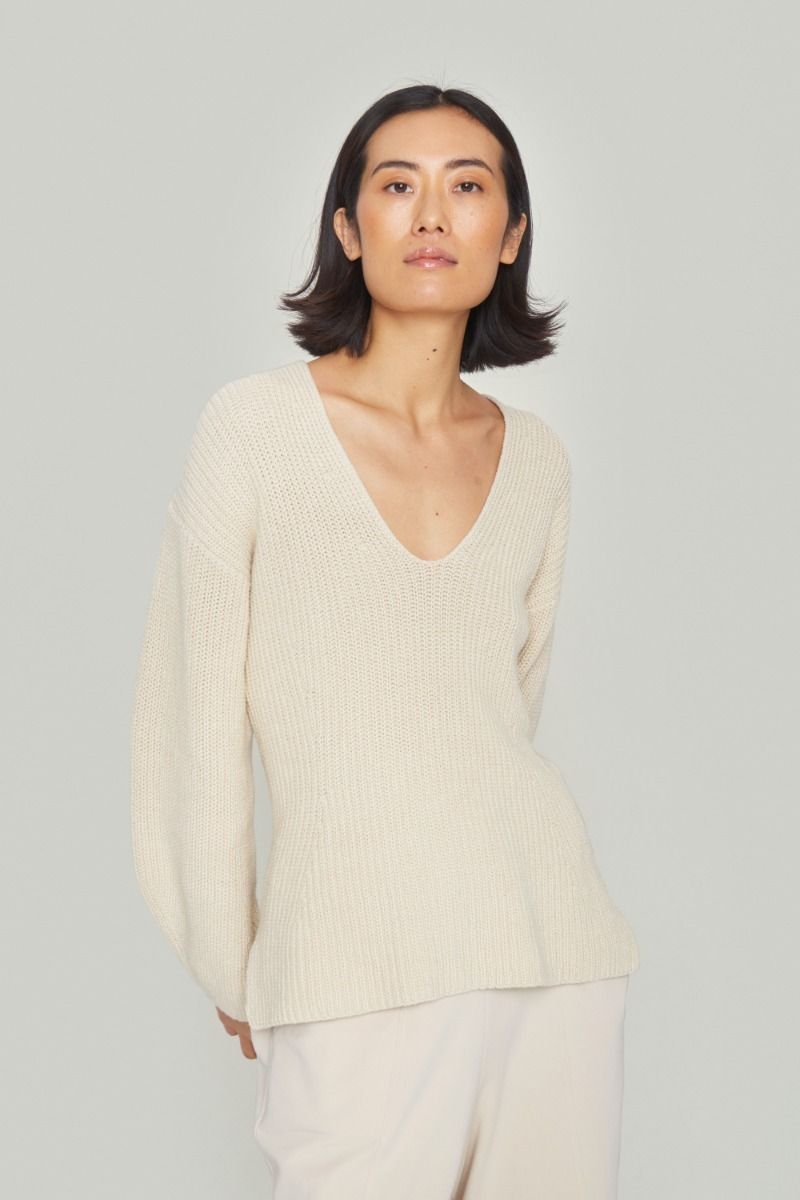 Kareshi blouse with v-neck