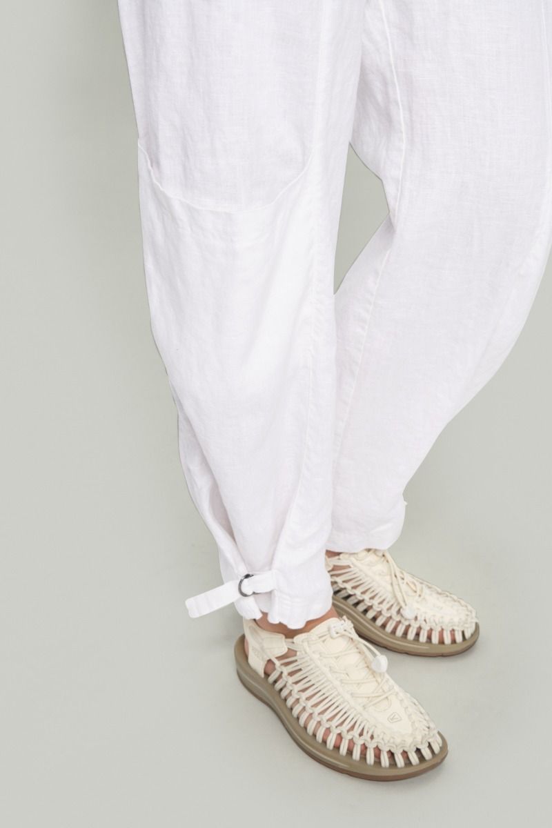 Lazy linen trousers with buckle