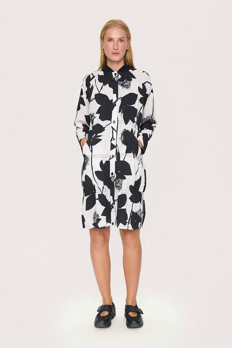 Seersucker bloom dress with elastic details