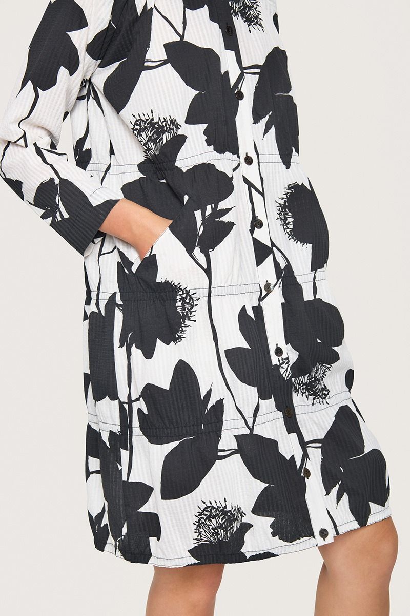 Seersucker bloom dress with elastic details