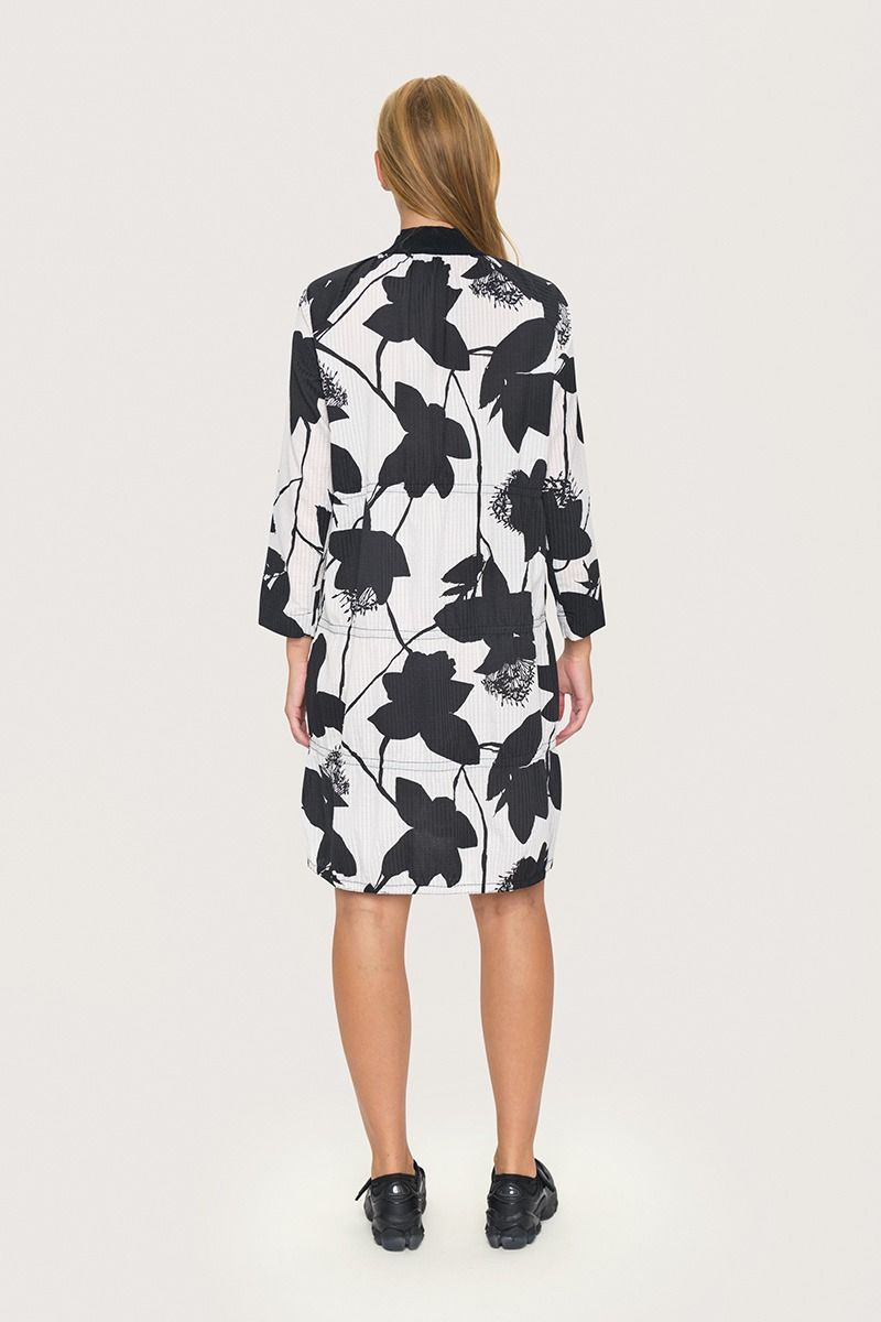 Seersucker bloom dress with elastic details