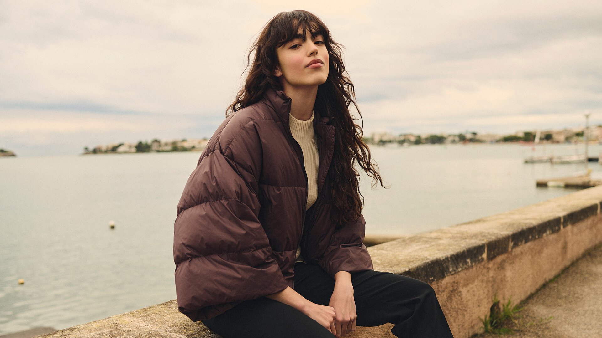 Model in kurzer Jacke aus der Frühjahr/Sommer-Kollektion 2026
