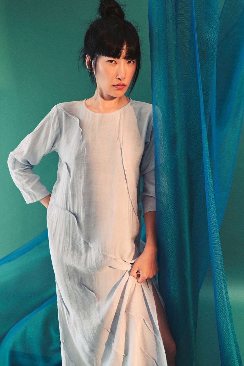 Festlige Styles model-in-tender-blue-bitte-kai-rand-karu-dress
